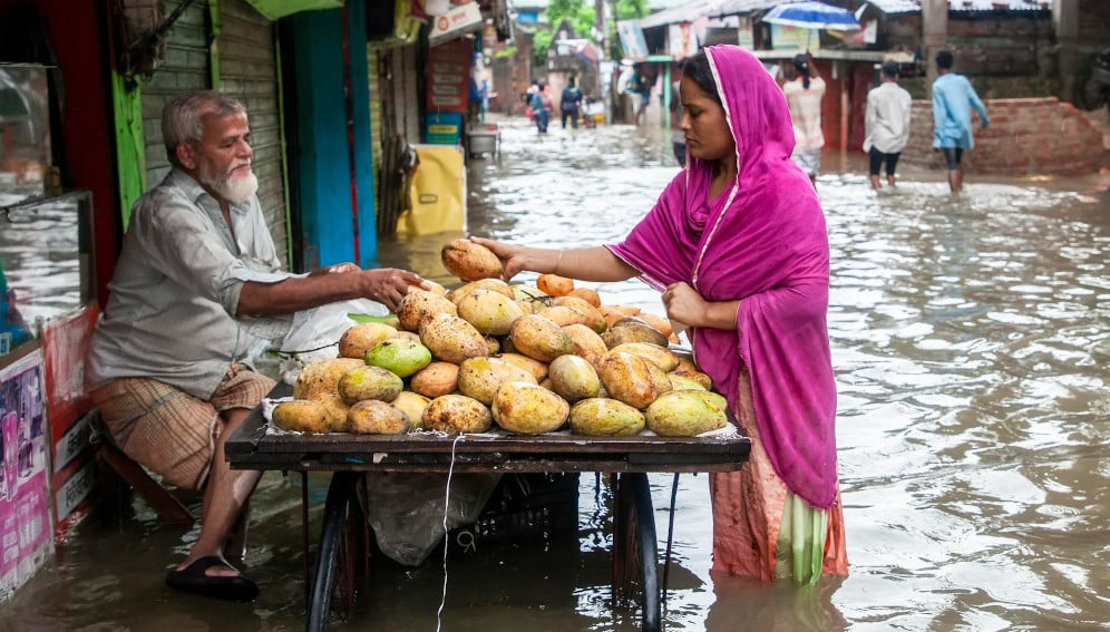 Flooded Street Market Scene with Mango Vendor. Photo by Muhammad Amdad Hossain