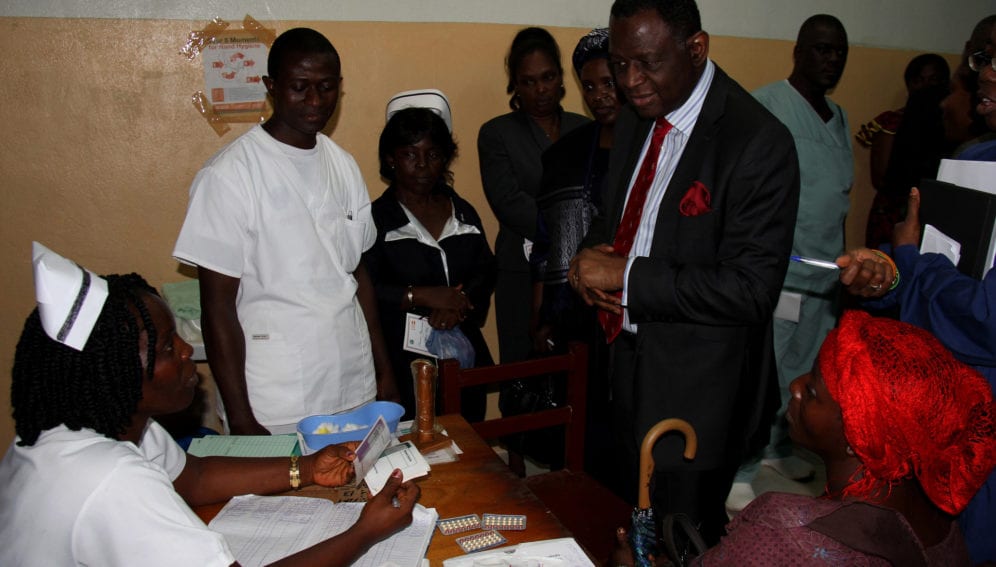 A nurse at Redemption Hospital explains the facility's options for family planning to UNFPA executive director Babatunde Osotimehin