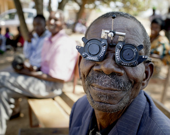 patient wearing an sight measuring device as a doctor