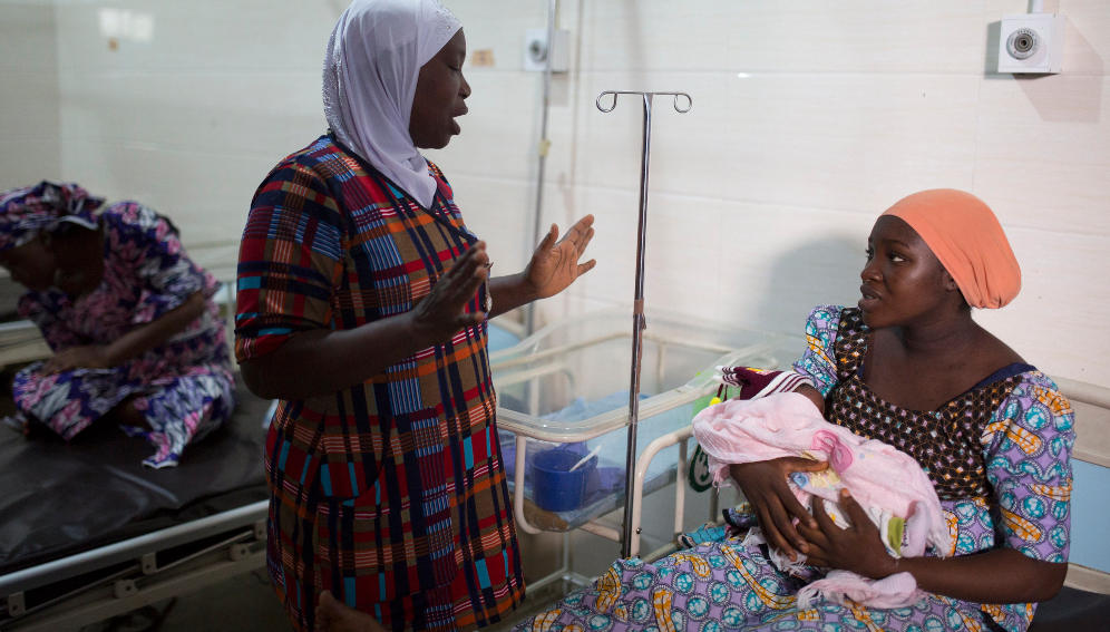 Family Planning and Newborn Care Register nurse and midwife counseling mothers to breast feed their babies in the Jummai Babangida Aliyu Maternal and Neonatal Hospital on June 20, 2018 in Minna, Nigeria. Photo © Dominic Chavez/The Global Financing Facility