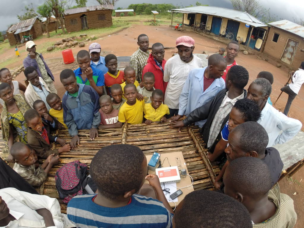 Across Tanzania, just 15 per cent of people had electricity access in 2010. In rural areas, this figure falls to around two per cent, so off-grid energy solutions are vital, especially as mobile phones are often the only available form of communications technology. With Solaris, people no longer have to travel long distances to charge their phones
