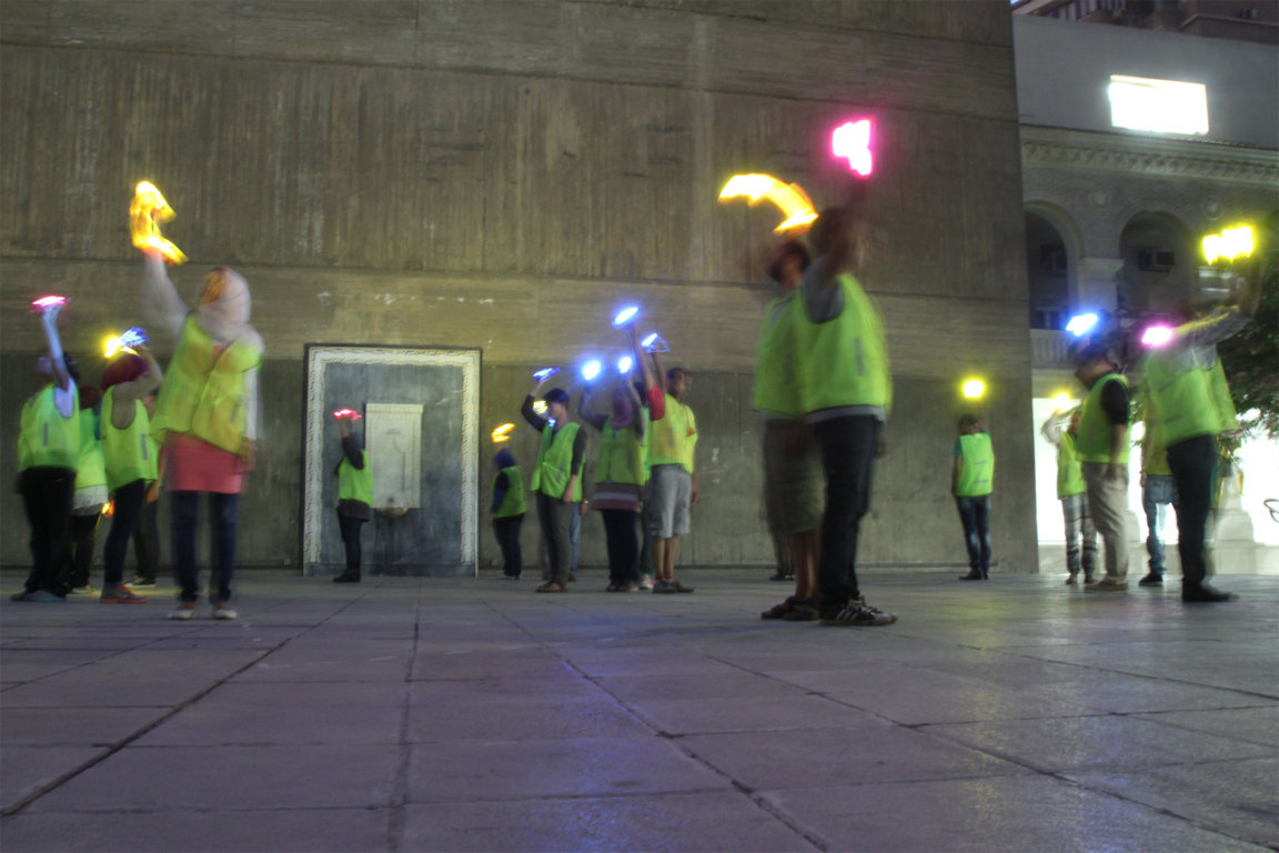 Cairo. For this performance, 21 volunteers from the Egyptians Against Coal association danced while holding flash lights of different colours. Their movements formed the shape of the sun, with a wind-turbine motif at its centre. With their torches, they expressed a vision of Egypt’s future built on sustainable energy.
