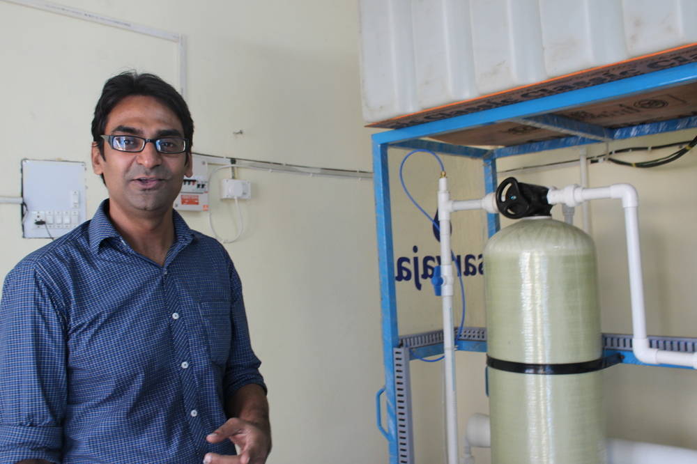 Amit Mishra, Sarvajal’s operations manager in Delhi, explains that the poor quality groundwater in this location means it has to be left to settle for half an hour before being treated — and even then, it needs twice as much filtration as a typical installation
