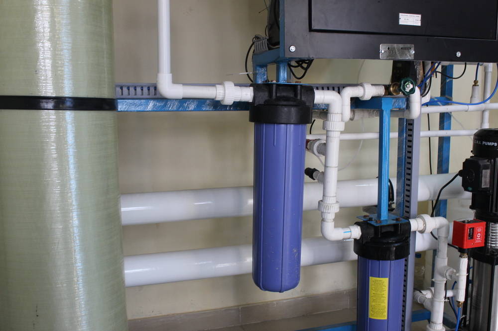 The groundwater passes through filters (white containers), which remove odour, colour and the heaviest particles. Finer contaminants are filtered through membranes (blue containers). Reverse-osmosis process through a  pump then removes disease-causing organisms, and any remaining are killed by ultraviolet treatment (silver tube)
