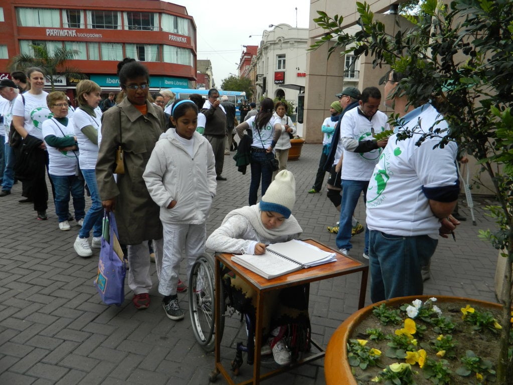 Lima. Before setting off on their march all participants signed a petition to the authorities asking for a binding climate agreement and policies to promote the use of clean energies.