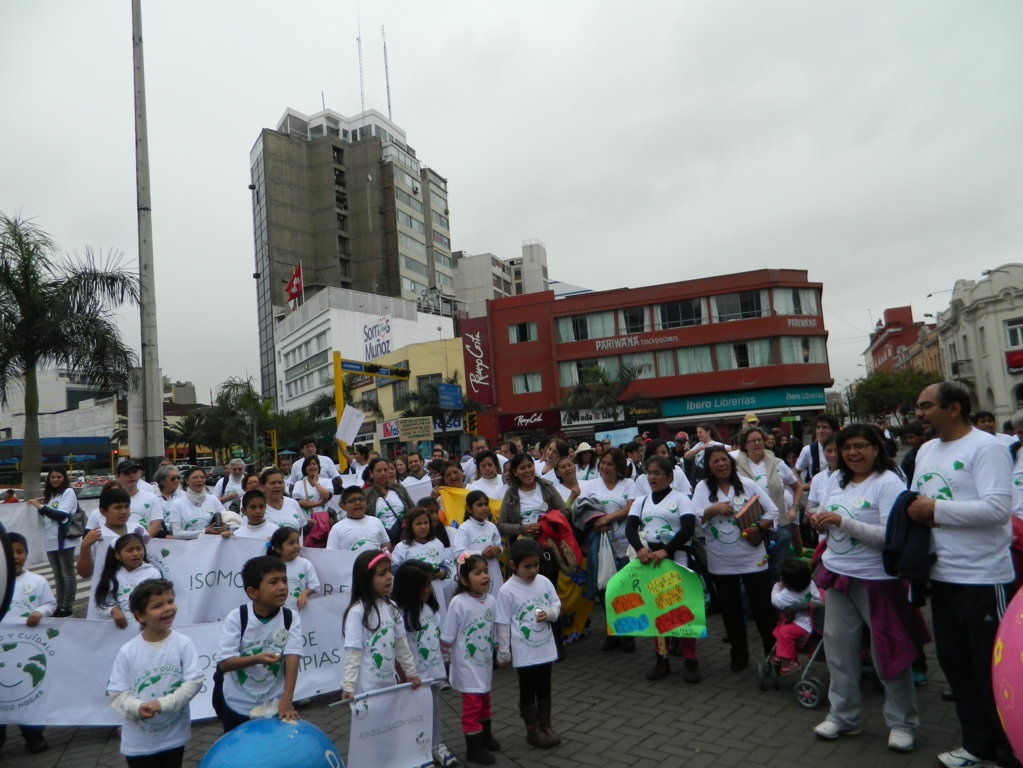 Lima. A modest group of around 500 people, including a special delegation of children with their parents and grandparents, met in Lima’s Miraflores Central Park. The atmosphere was festive and even the policemen guarding the area put on ‘let’s save the planet’ badges.
