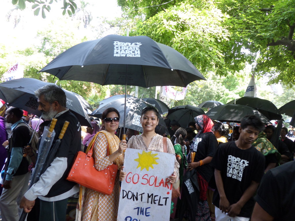 New Delhi. Peaceful marchers, some equipped with umbrellas, streamed into India’s capital. Climate change brings with it erratic weather, so you never know…
