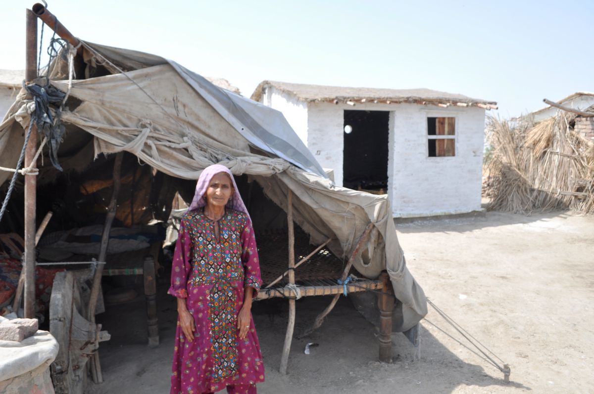 This woman lived in this exposed shack with her extended family for two years after the 2012 floods, also in Jacobabad. She is about to move into the house behind, rebuilt by family and neighbours with technical support from the Pakistan NGO HANDS and UK firm Strawbuild. The project cost less than US$300 per family
