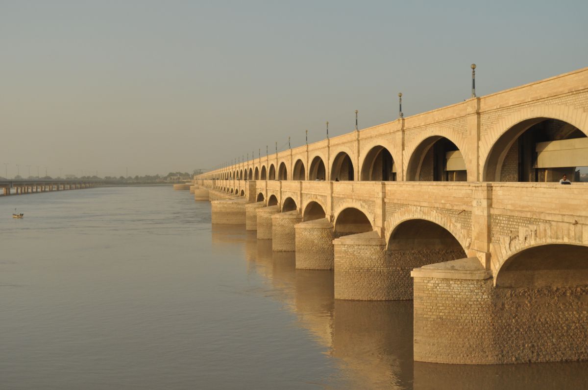 The Sukkur barrage, built by the British between 1890 and 1932 using lime in the foundation​s and arches. It is often used as a way to explain to communities how strong lime can be and how well it can cope with flooding
