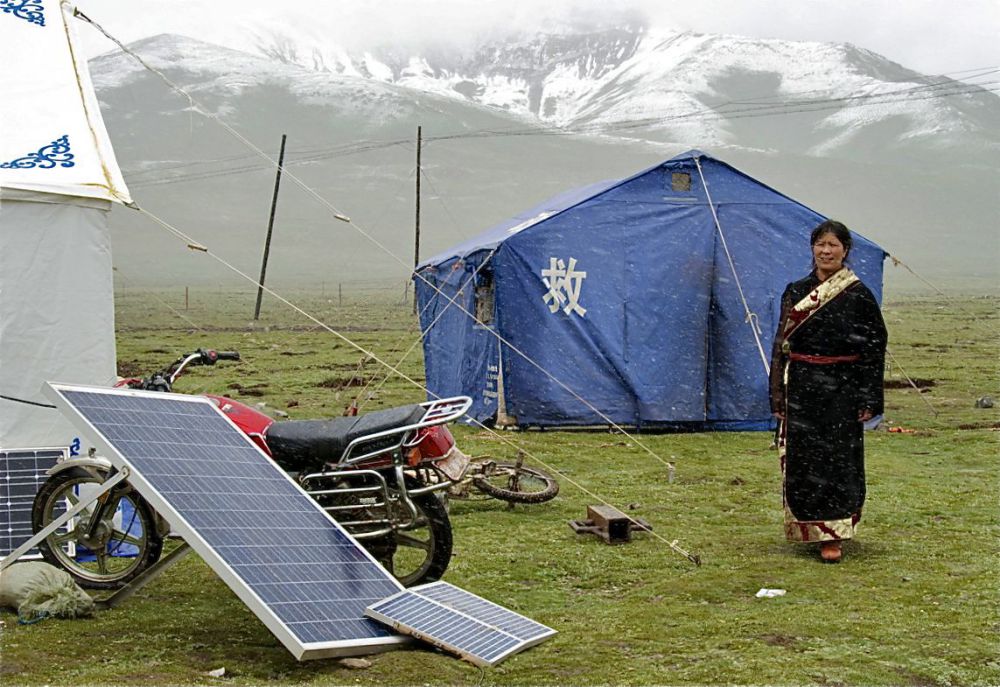 Herders, such as Dolma in Dotse village in the northern Tibetan Plateau, have suffered serious livestock losses in snowstorms in recent decades. The lack of mobility and the erosion of the spirit of cooperation have compromised their ability to cope with climate change and natural disasters
